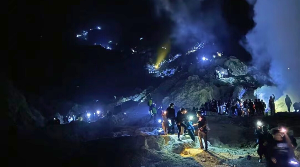 slideshow kawah ijen tour blue fire 7