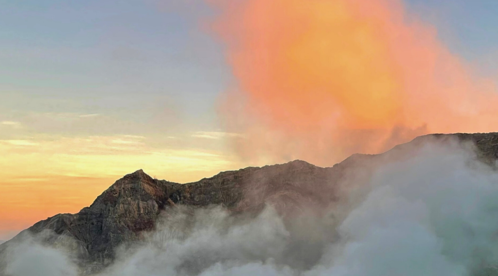 slideshow kawah ijen tour sunrise 4