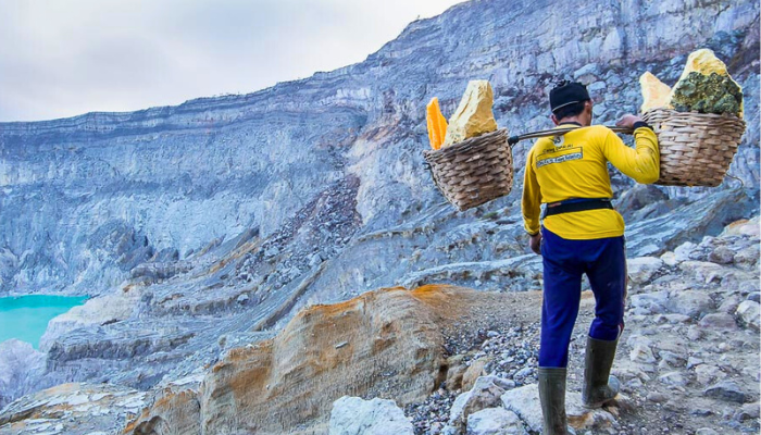 Penambang Belerang Kawah Ijen