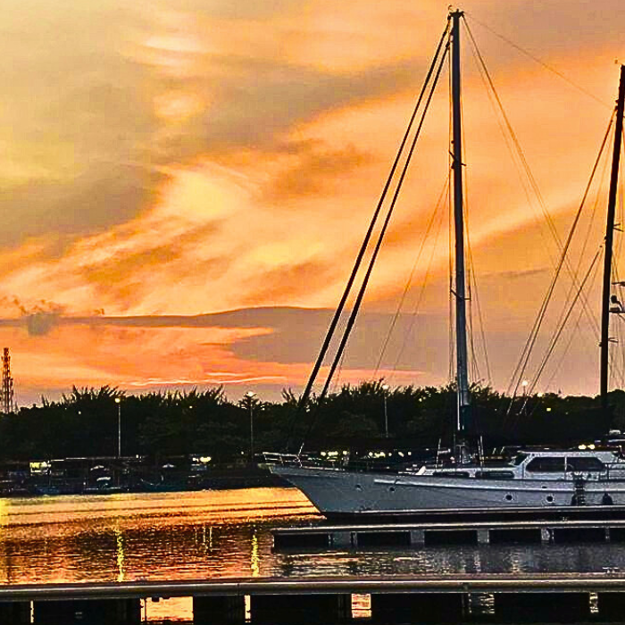 Pantai Boom Marina Menyajikan Keindahan Sunset Yang Membuat Hati Terheran-heran